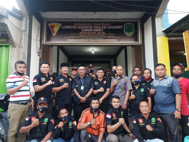 Bersama Manajer PLN Tembilahan, Marlis Syarif Serahkan Kurban Idul Adha di Mada LBDH Inhil