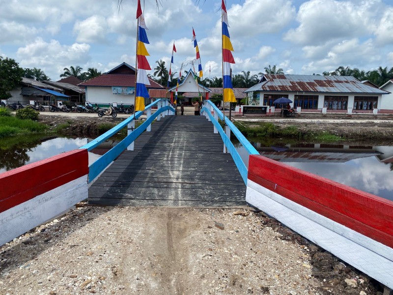Polsek Kempas Rampungkan Renovasi Jembatan Menuju SD 012 Rumbai Jaya