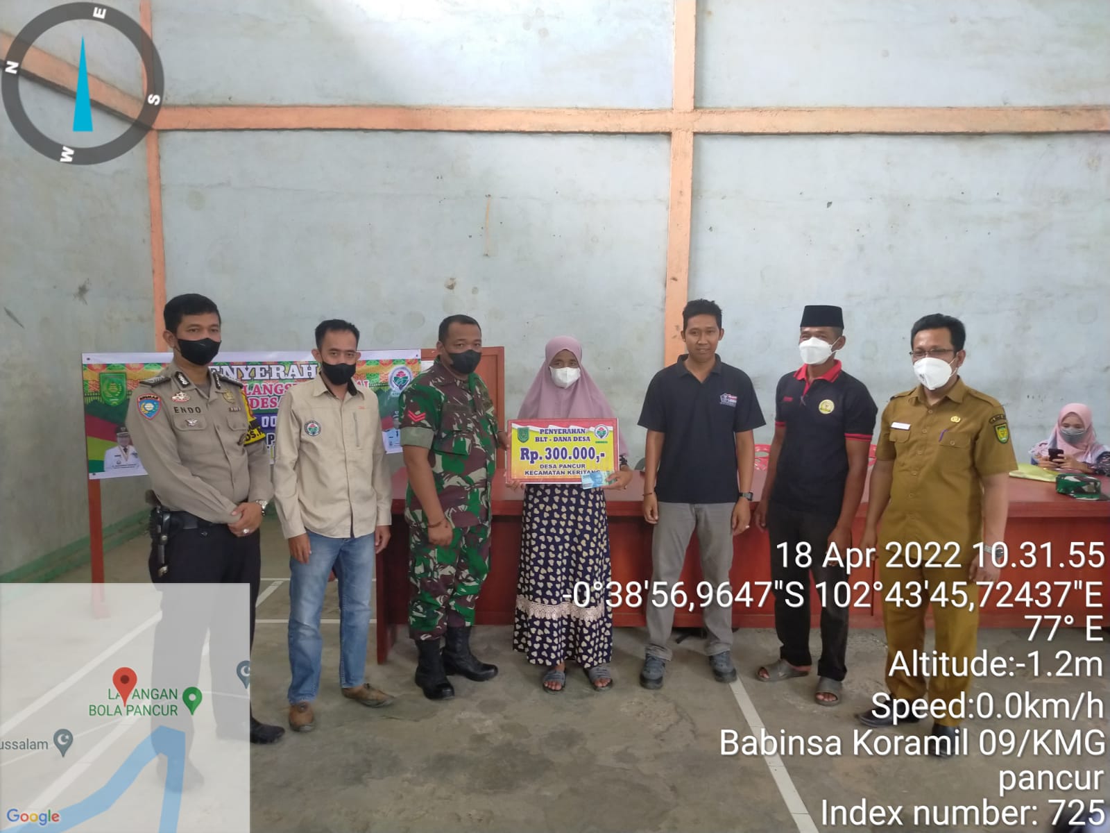 Danramil 09/Kemuning Dampingi Penyaluran Bantuan Langsung Tunai (BLT) Di Desa Pancur