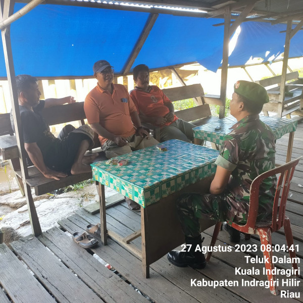 Selain Jalin Silaturahmi, Babinsa Koramil 04/Kuindra Juga Saling Bertukar Pikiran Bersama Warga