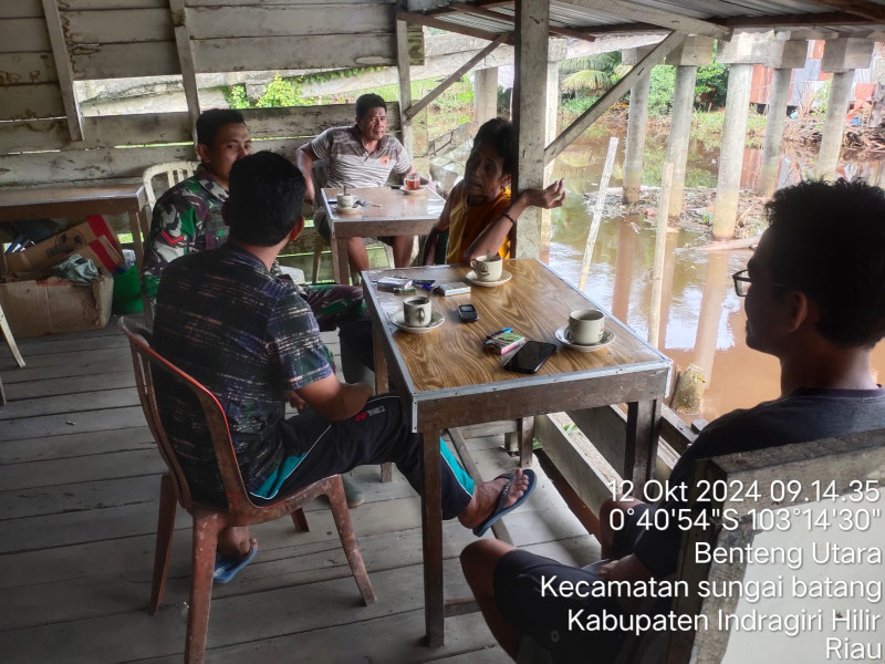 Bersama Masyarakat, Koramil 07/Reteh Giat Laksanakan Komsos Di Wilayah Binaan