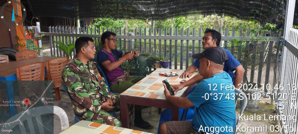 Babinsa 03/Tpl Komsos Dengan Aparat Desa Bahas Kondusifitas Wilayah Jelang Pemilu