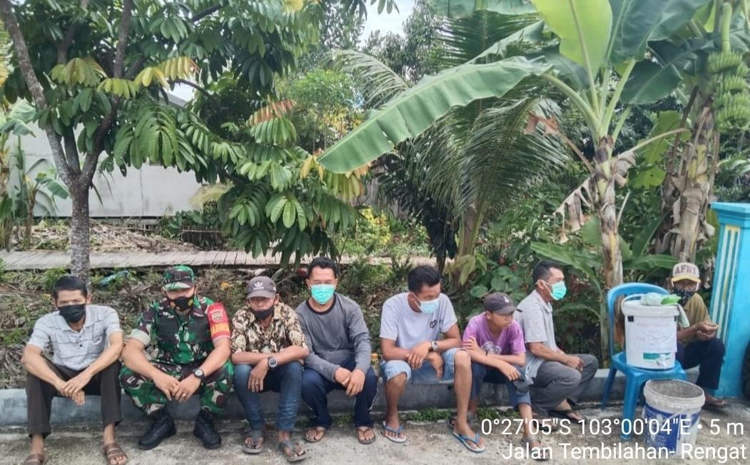 Sambil Duduk Lesehan, Babinsa 03/Tempuling Jalin Keakraban Dengan Warga Binaan