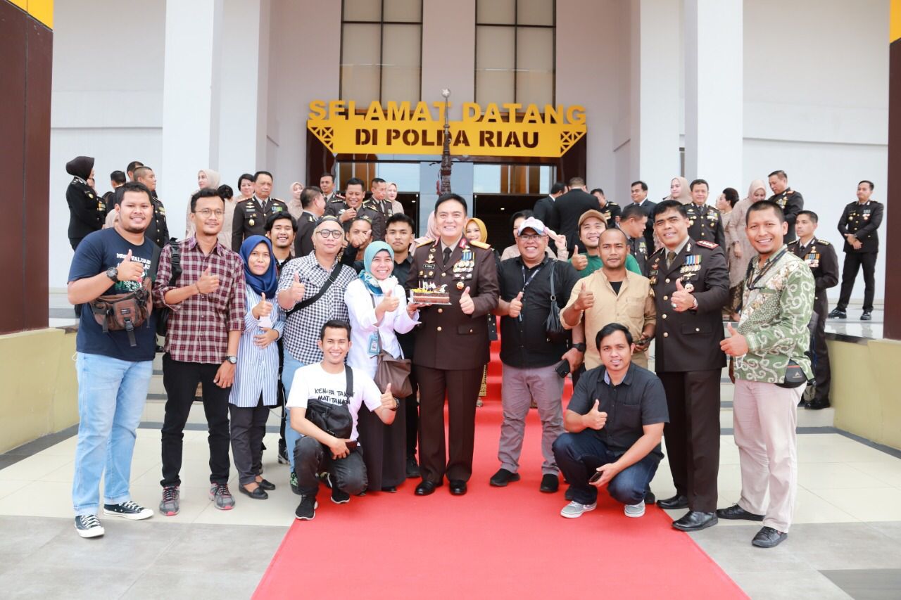 Irjen Iqbal Dapat Kejutan Kue Ulang Tahun dari Jurnalis Mitra Polda