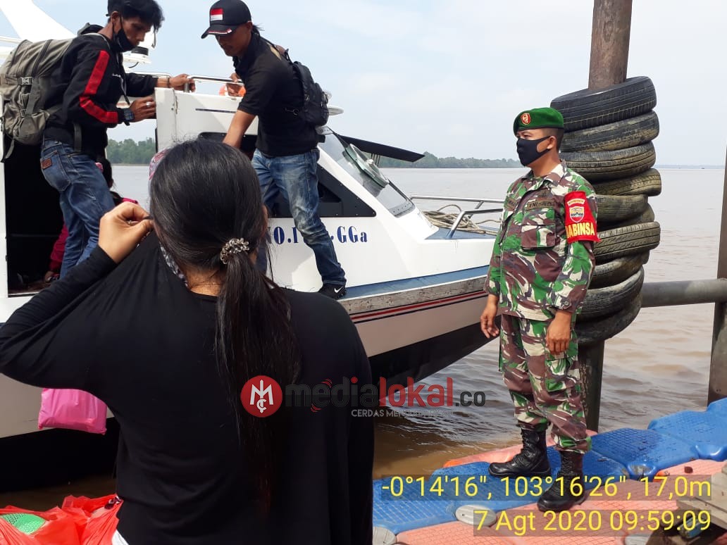 Pemeriksaan di Pelabuhan Sungai Piring, Serda Januar Maksimalkan Upaya Pencegahan