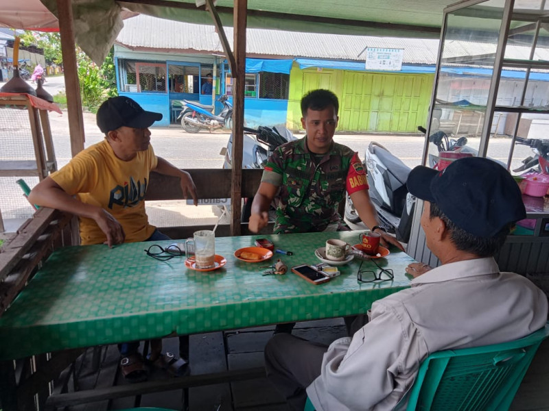 Sambil Ngopi, Babinsa 03/Tpl Komsos Dengan Tokoh Pemuda Di Desa Binaannya