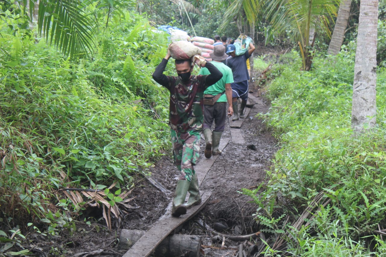 Gotong Royong, Satgas TMMD ke-111 Kodim 0314/Inhil Pikul Material Ke Lokasi Sasaran