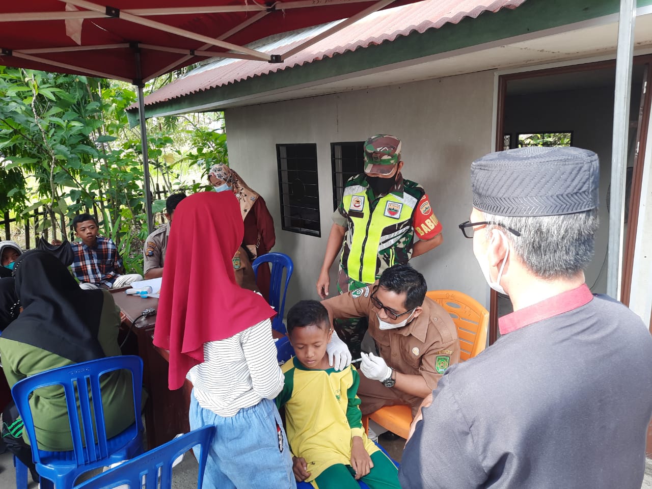 Babinsa 03/Tempuling Sertu Maihasan Dampingi Pelaksanaan Vaksinasi Di Sungai Salak