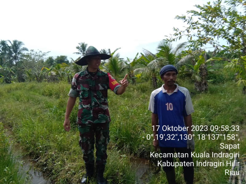 Bersama Masyarakat, Babinsa Koramil 04/Kuindra Ikut Telusuri Lahan dan Hutan Untuk Cegah Kebakaran