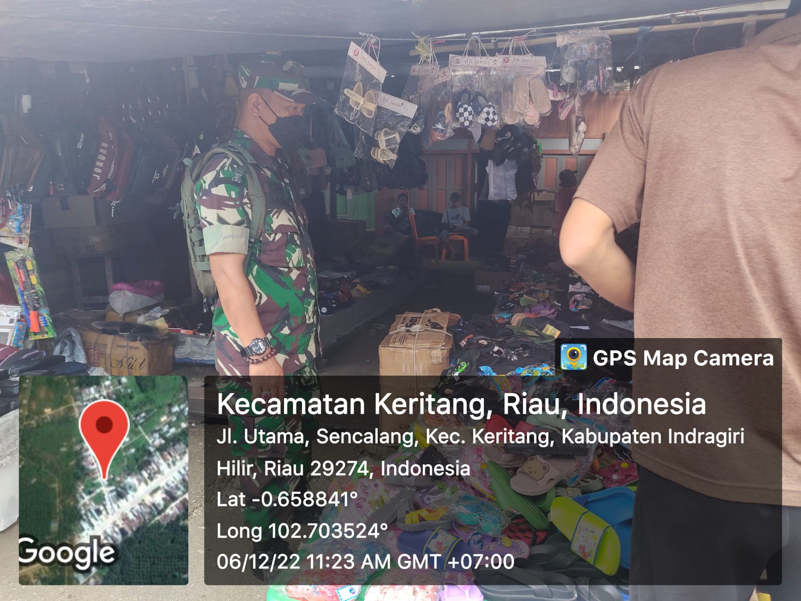 Personel Koramil 09/Kemuning Terus Ingatkan Warga Terkait Prokes