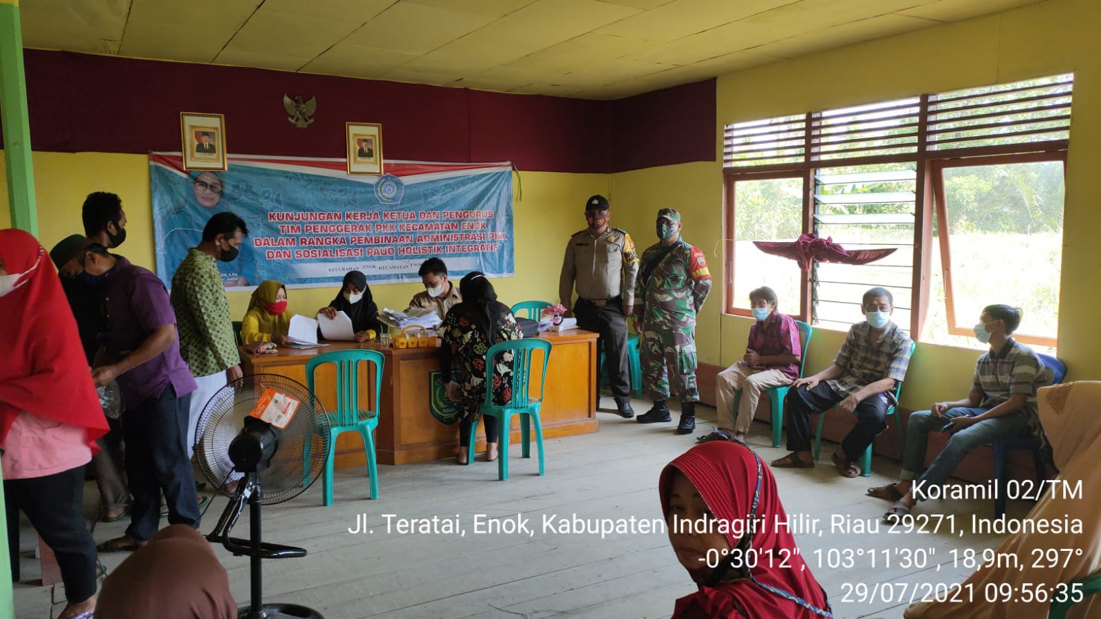 Serma R Boy Sitompul Dampingi Penyaluran BST yang Dipusatkan di Enok