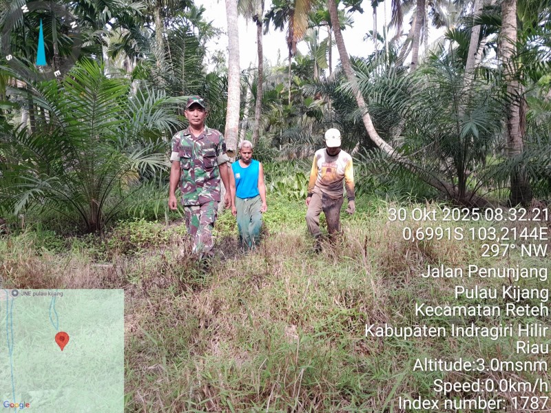 Babinsa Koramil 07/Reteh Laksanakan Patroli Tapal Batas Babinsa Koramil 07/Reteh Laksanakan Patroli Tapal Batas