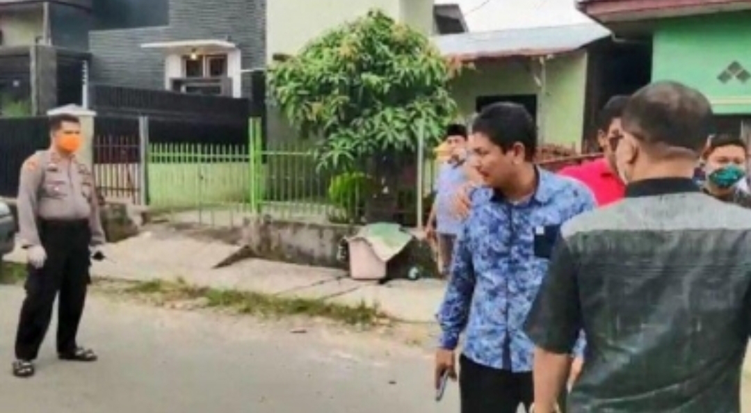 Anggota DPRD ini Cekcok Mulut dengan Polisi, 'Mana Coronanya Biar Ku Telan'