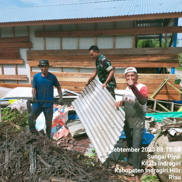 Kurangi Beban Warga, Babinsa Koramil 04/Kuindra Turun Ke Wilayah Untuk Membantu Warga Merehap Rumah