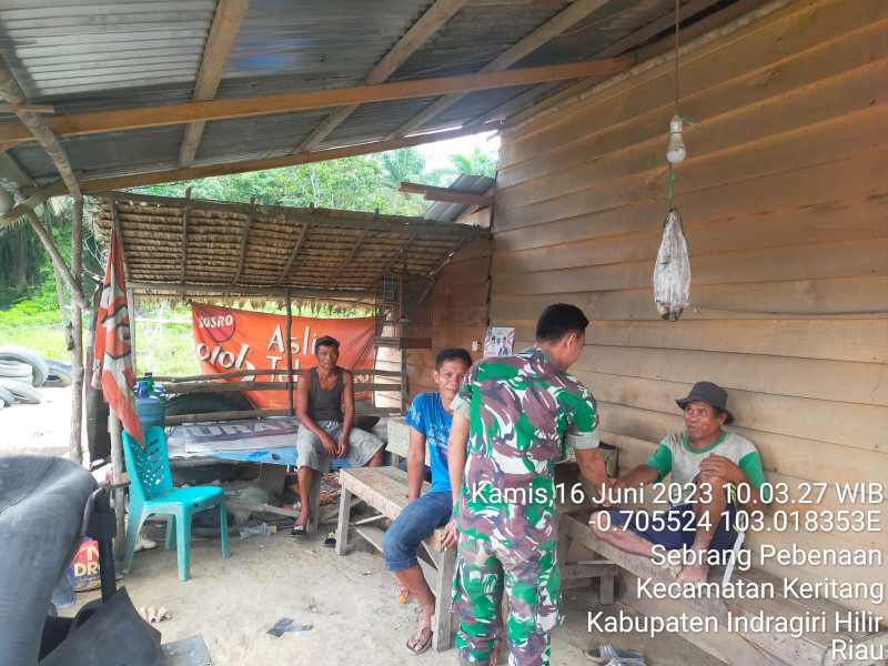 Babinsa Koramil 09/Kemuning Jaga Keamanan dan Ketertiban Desa