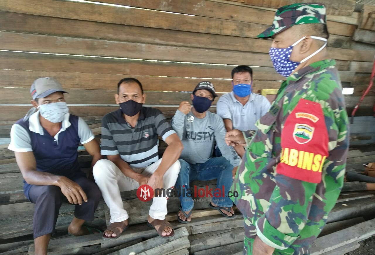 Babinsa Koramil 04/Kuindra Lakukan Komsos Penegakan Protokol Kesehatan