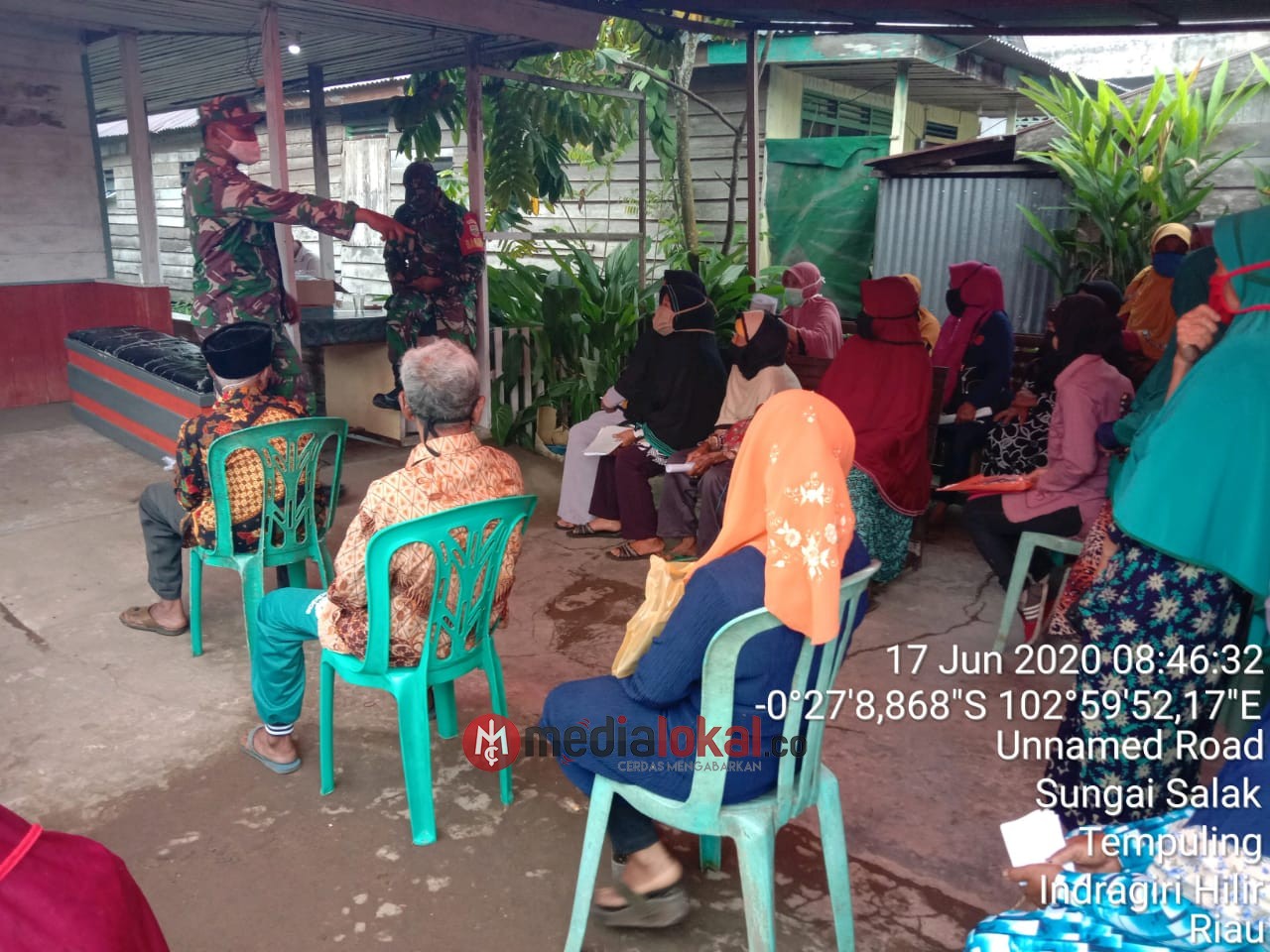 Warga Berkerumun Antri Pencairan BST di Tempuling, TNI-Polri Amankan Penyaluran di Kantor Pos