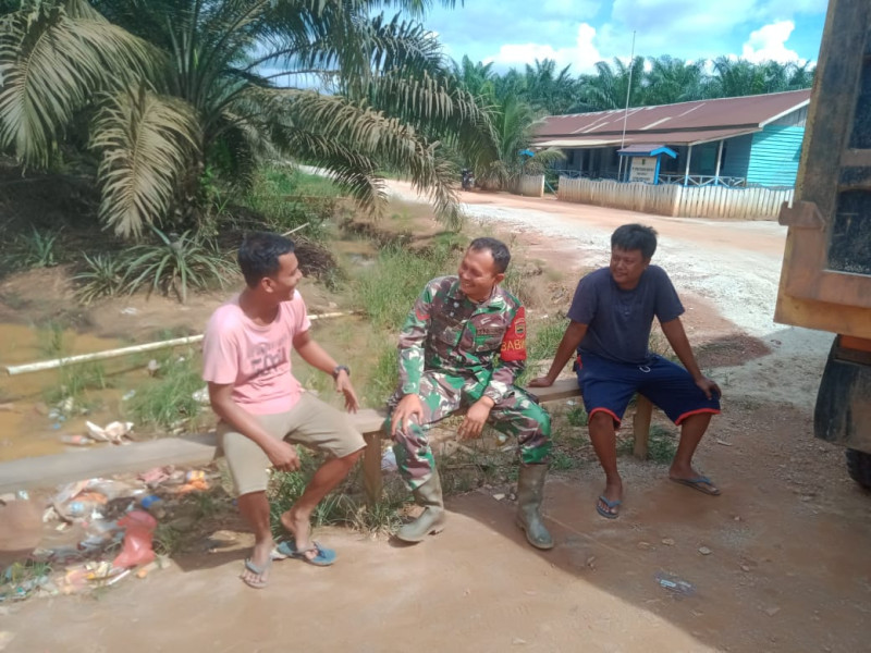 Babinsa Koramil 05/Gas Melaksanakan Komsos Bersama Warga di Wilayah Binaan