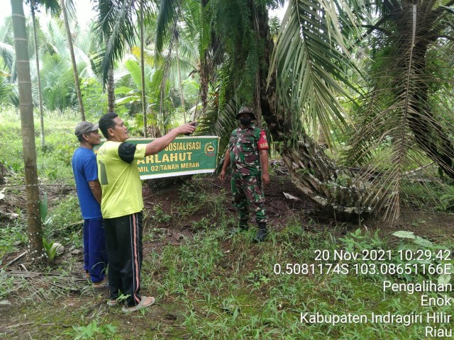Sertu Elia Rahman Patroli Karhutla di Perbatasan Desa Pengalihan dan Sungai Rukam