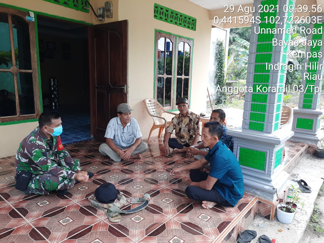 Babinsa Bayas Jaya Koramil 03/Tempulinh Lakukan Komsos Bersama Kepala Dusun