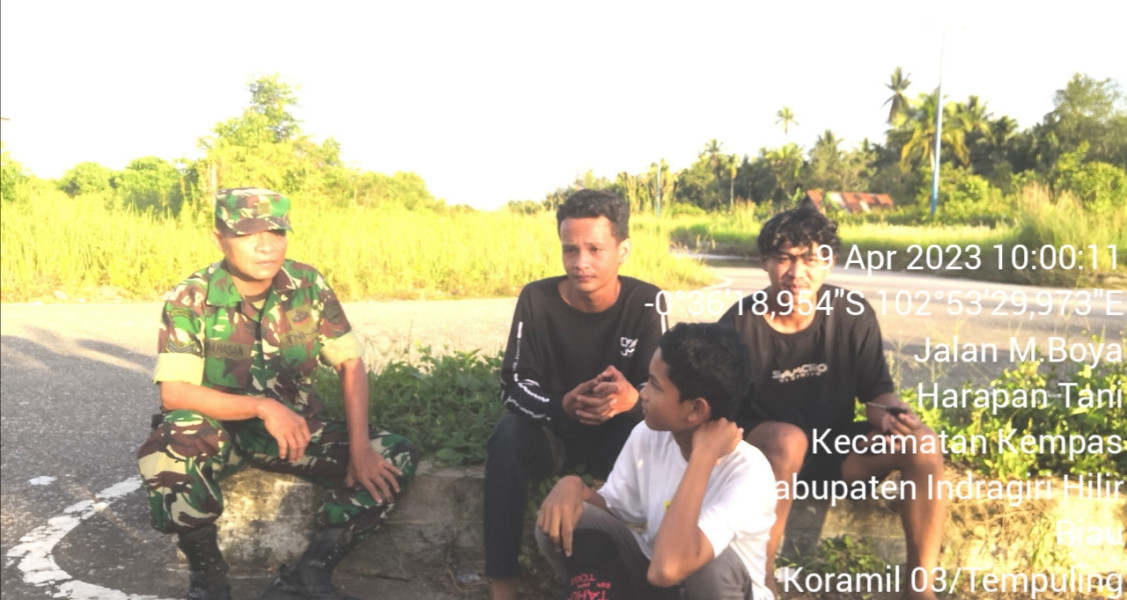 Melalui Komsos, Babinsa 03/Tpl Motivasi Anak–Anak Muda di Kampung Binaan