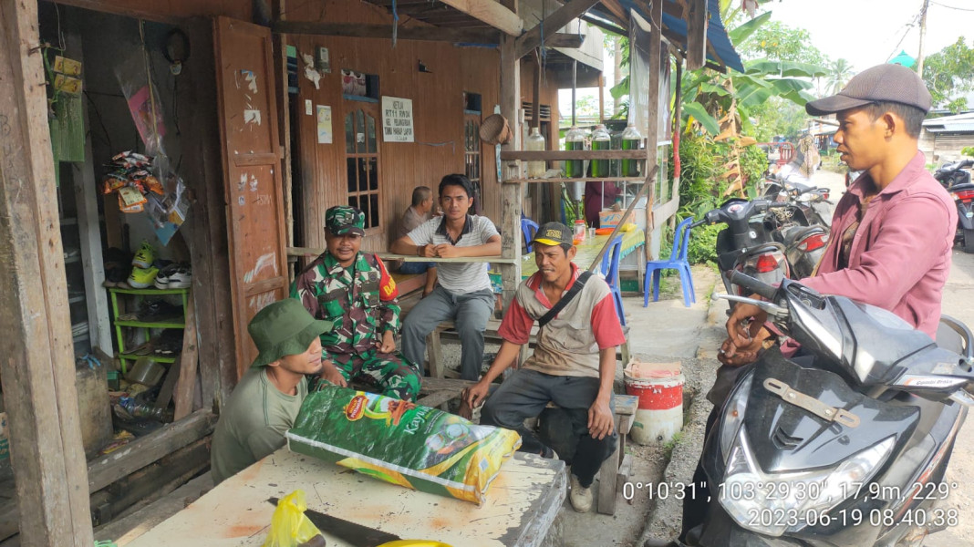 Ciptakan Kesadaran Masyarakat dan Kepedulian Melalui Komsos Babinsa Koramil 10/Pelangiran