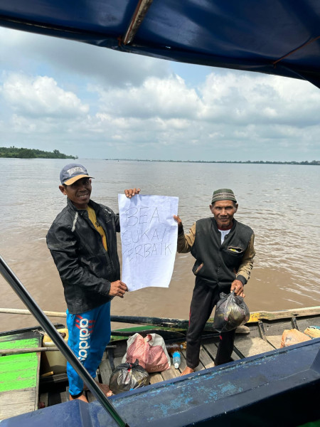 Bea Cukai Tembilahan Berbagi Takjil Kepada Nelayan Saat Patroli