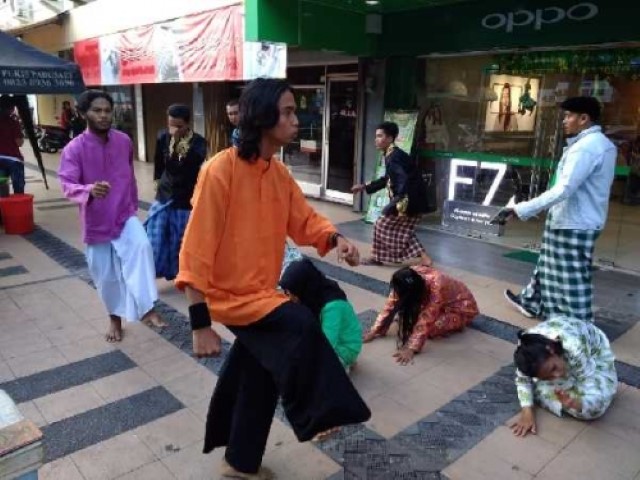 Berjudul 'Demi Riau' Teater Matan Nampil di Trotoar dan RTH Putri Kaca Mayang Berjudul 'Demi Riau' Teater Matan Nampil di Trotoar dan RTH Putri Kaca Mayang