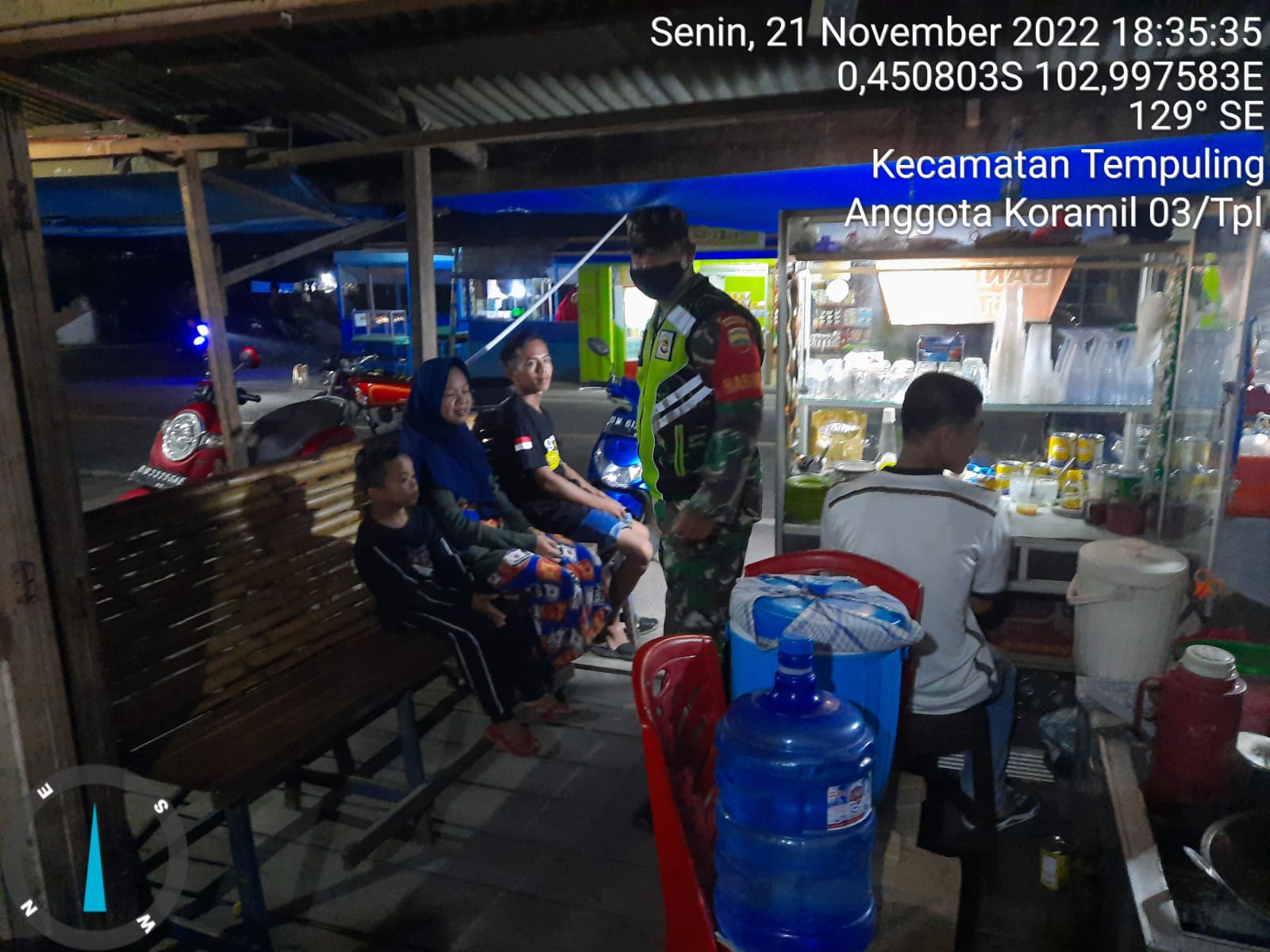 Babinsa Koramil 03/Tempuling Patroli Malam Di Wilayah Tempuling