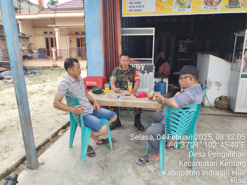 Meningkatkan Hubungan dengan Warga, Babinsa Koramil 09/Kemuning Melaksanakan Komsos dan Ngobrol Santai