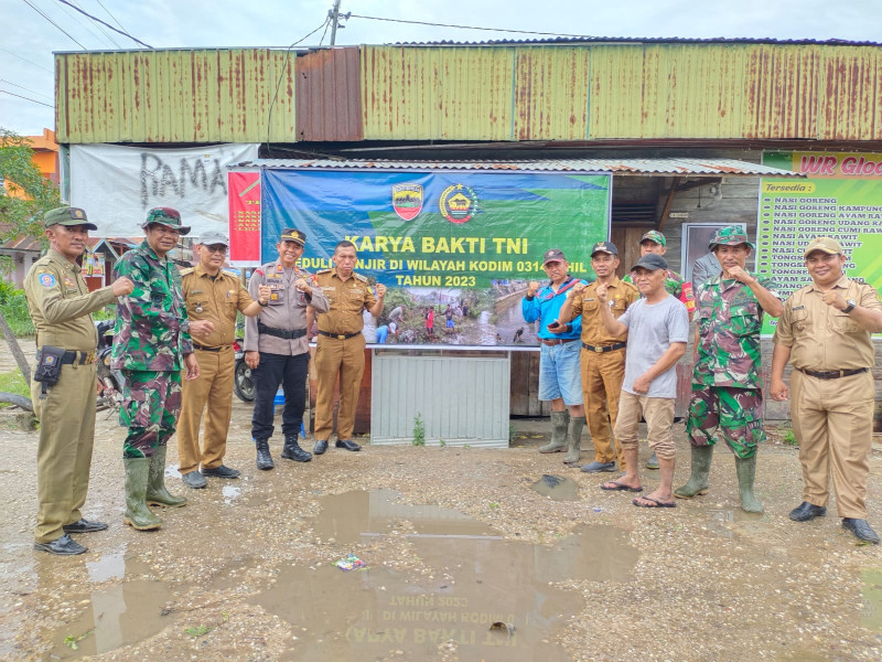 Danramil 07/Reteh Bersama Forkopimcam Melaksanakan Penanggulangan Bencana Banjir Di Wilayah Koramil 07/Reteh