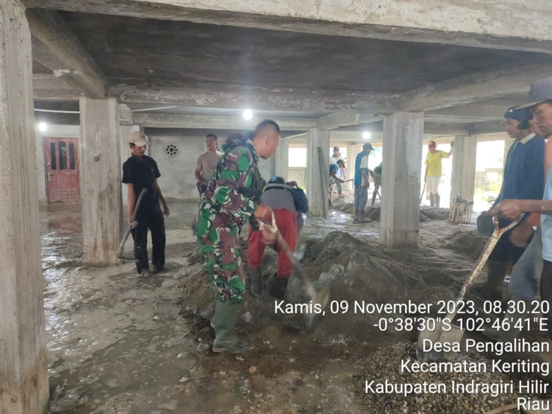 Babinsa Koramil 09/Kemuning Serda Darmadi Goro Bersama Warga di Desa Binaan