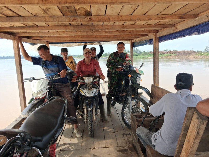Menuju Desa Binaan, Babinsa Koramil 03/Tempuling Totalitas Menyebrangi Sungai