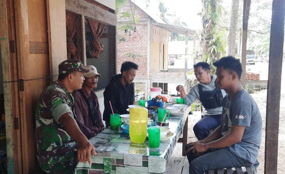 Babinsa Koramil 03/Tpl Serma Damrianto Komsos Bersama Kadus