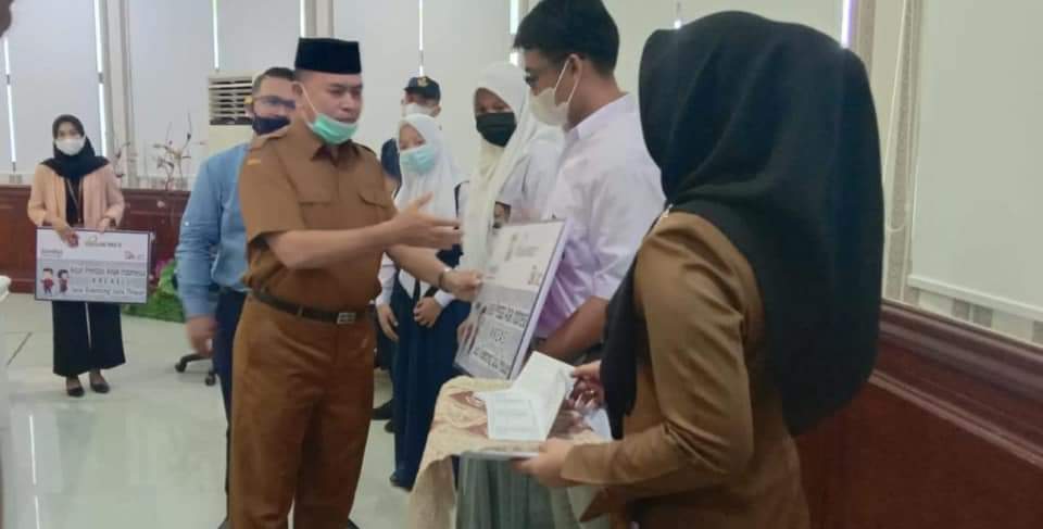 Peringati HIM, Pemkot Tanjungbalai Bersama PT Bank Sumut Serahkan 115 Buku Tabungan Simpanan Pelajar