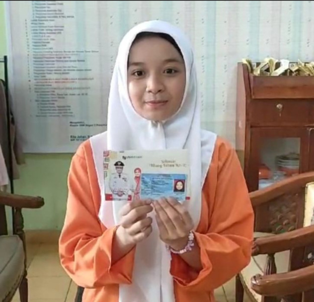 Program Kado Ku, Pj Walikota Pekanbaru Serahkan Langsung KTP Warga