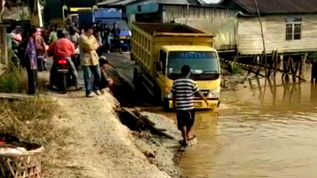 HM Wardan Perintahkan Segera Tangani Jalan Longsor di Pekan Tua