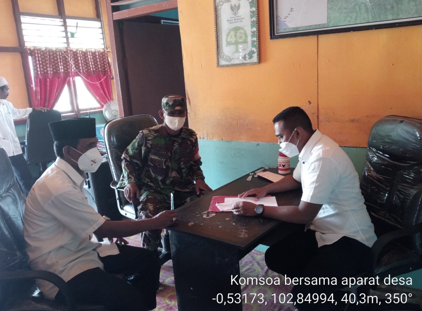Jalin Kerjasama Babinsa Koramil 03/Tempuling Komsos Dengan Perangkat Desa Teluk Kiambang