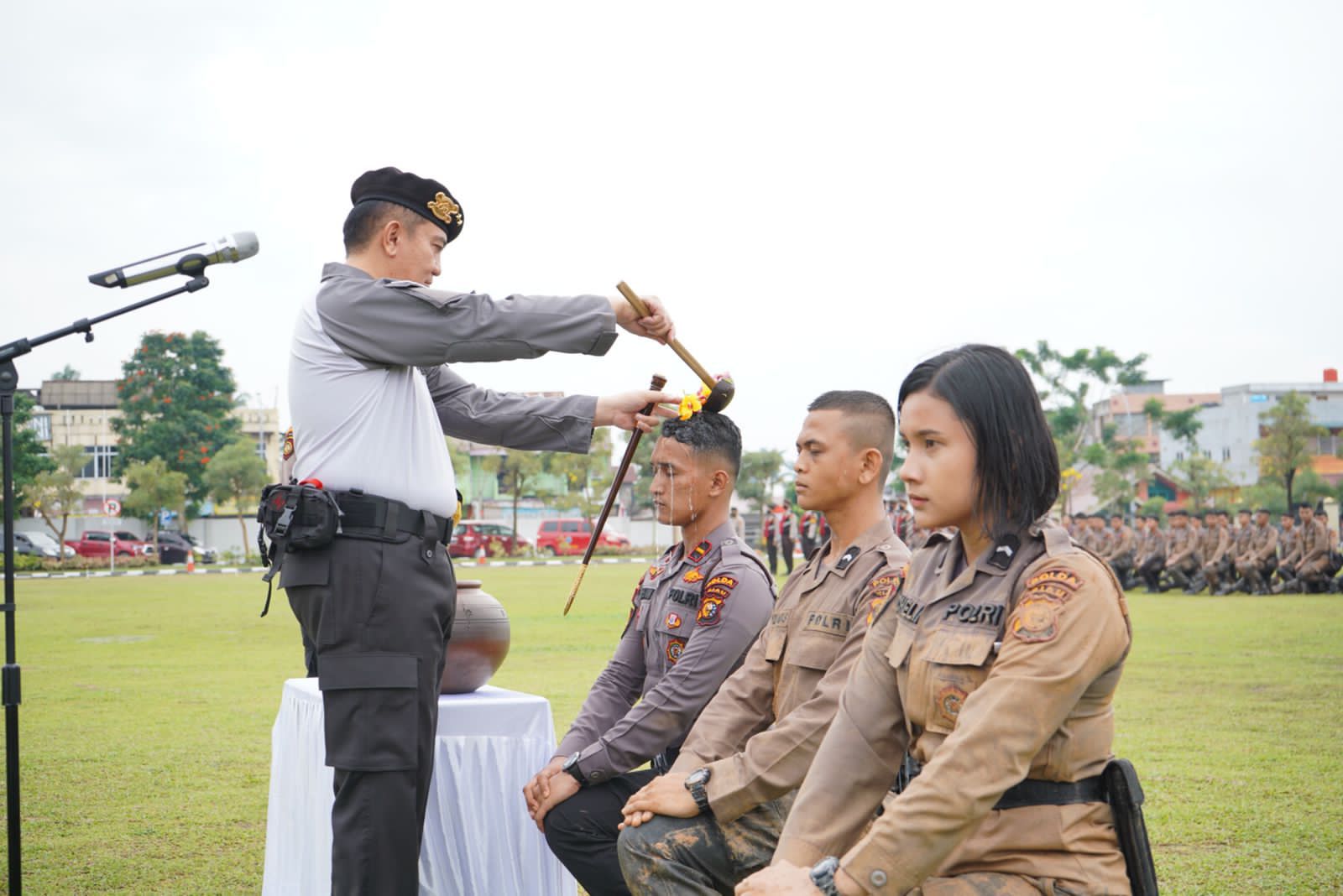 Sematkan Baret Perwira dan Bintara Remaja Ditsamapta, Kapolda Pesan Harus Jadi Polisi Sabar