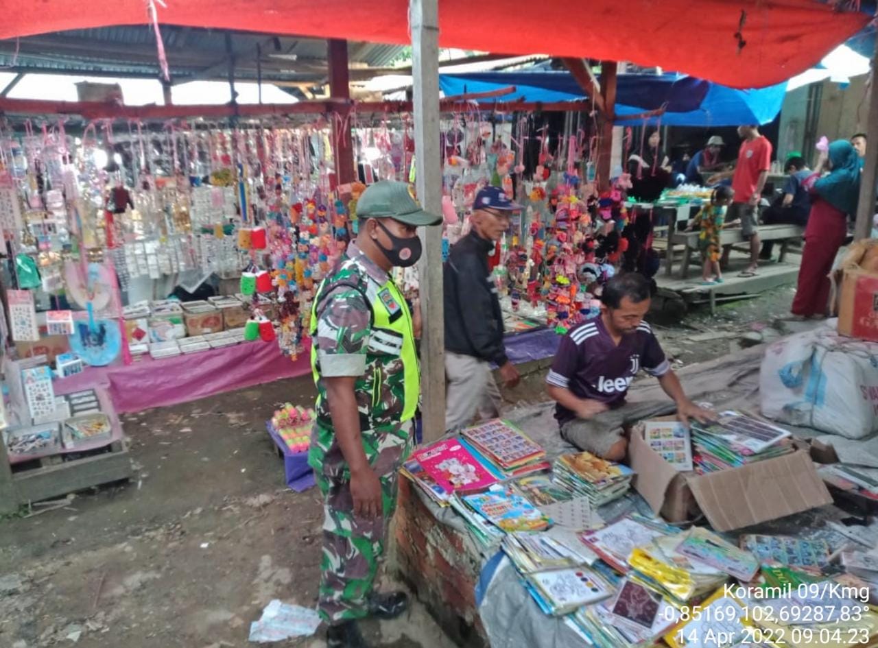 Rutin Tegakkan Disiplin Prokes, Personel Koramil 09/Kemuning Lakukan Pengawasan