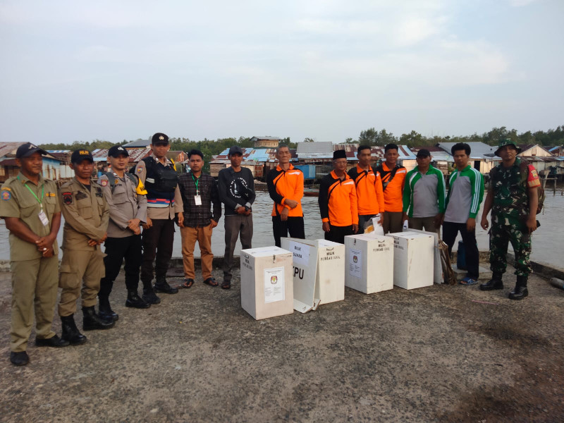 Pasca Pilkades, Babinsa Koramil 04/Kdr Lakukan Pengamanan Terhadap Kotak Suara