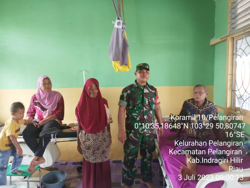 Peduli Antar Sesama, Babinsa Koramil 10/Pelangiran Melaksanakan Kunjungan Kepada Warga Yang Sedang Sakit