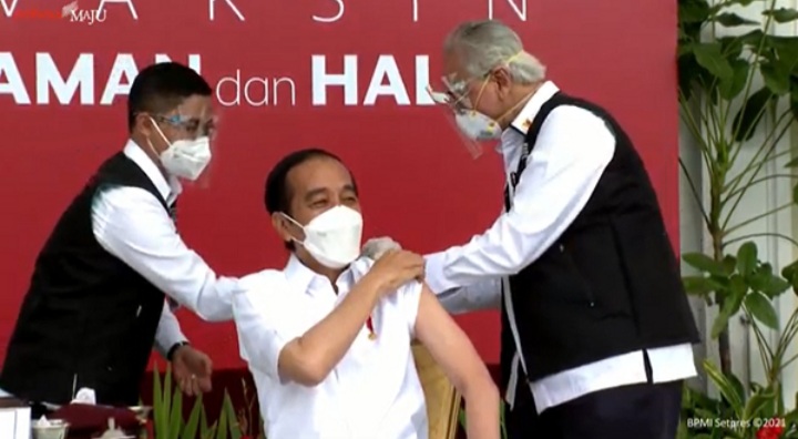 Presiden Jokowi Disuntik Vaksin Covid-19: Nggak Terasa Sama Sekali...