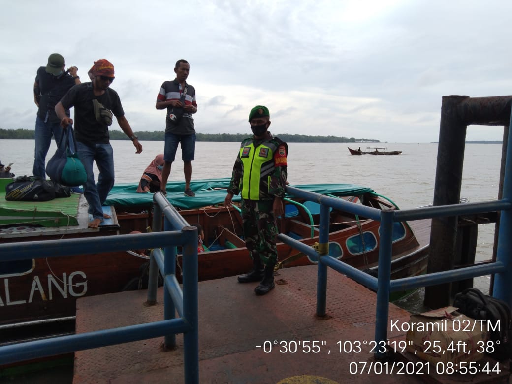 Terus Awasi Pelabuhan Kuala Enok, Ini Pesan Babinsa Koramil 02/Tanah Merah