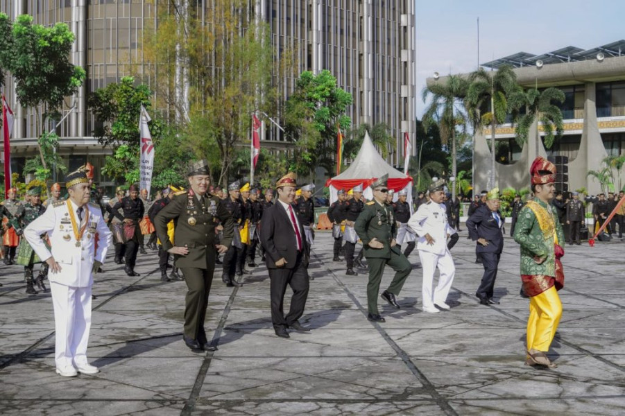 Yulisman Hadiri Upacara HUT Bhayangkara Ke – 77 Tahun 2023 di Halaman Kantor Gubernur Riau