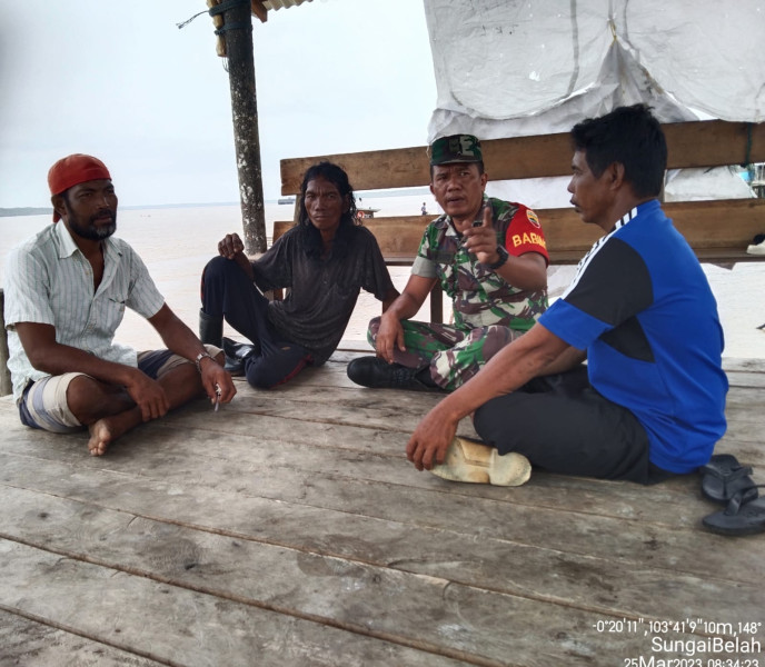 Babinsa Koramil 04/Kuindra Ingatkan Warga Jaga Keamanan Pada Saat Shalat Tarawih