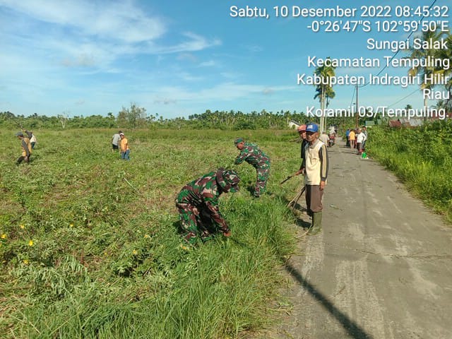 Bersama Warga, Babinsa Koramil 03/Tempuling Goro di Lokasi TPU