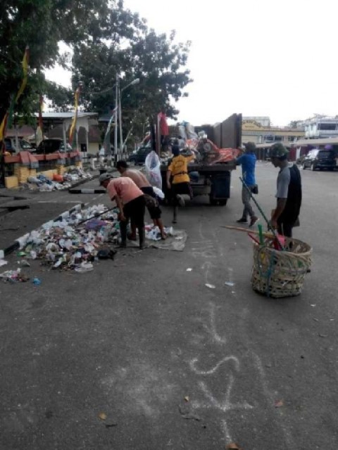Petugas Bekerja Lembur Bersihkan Sampah Sampah Pacu Jalur Sebanyak 220.5 Ton
