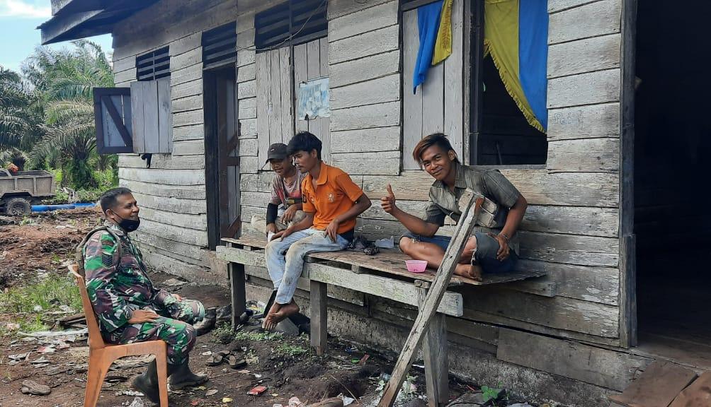 Babinsa Serma Damrianto Koramil 03/Tpl Komsos Dengan Pemuda Di Desa Binaan