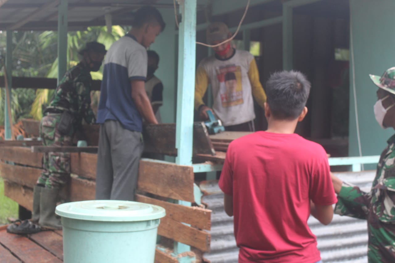 Sempat Tertunda, Proses Perehaban Surau di Teluk Bunian Kembali Dikerjakan Satgas TMMD